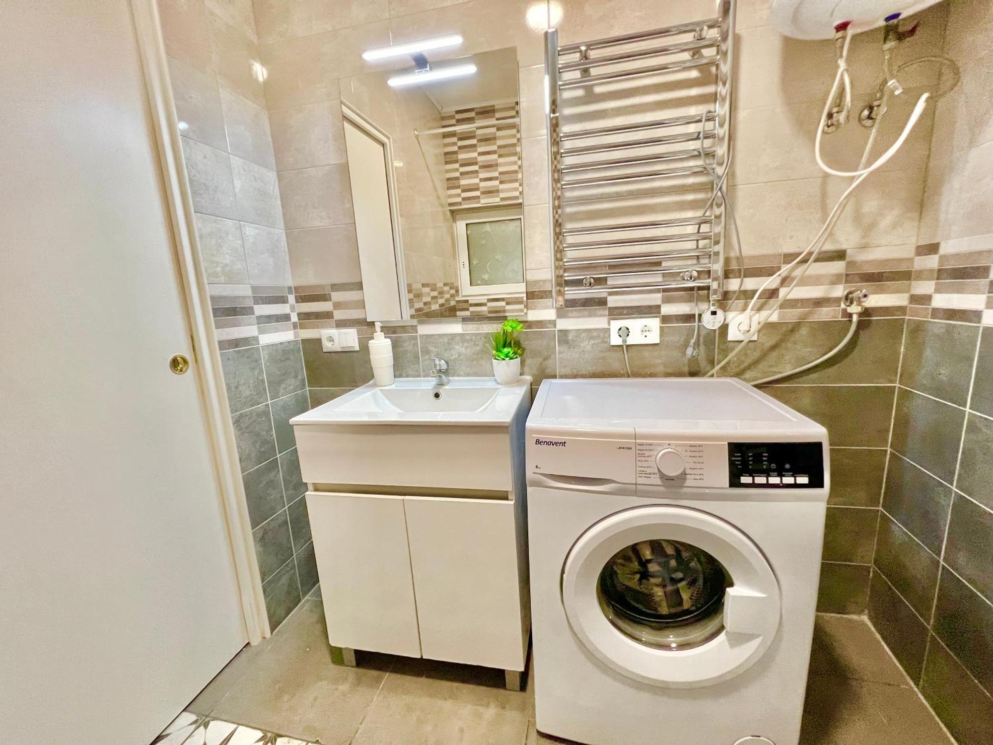 Cozy Suite Apartment, Wifi! Santa Coloma de Gramanet Kültér fotó